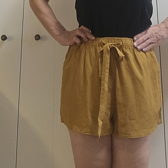 Women's shorts - Picture 2 of 4